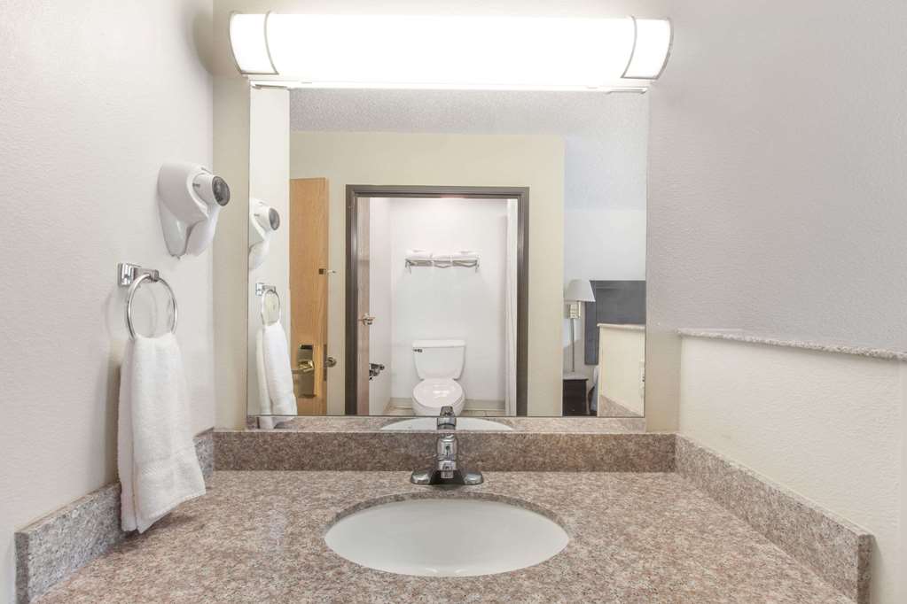 Super 8 by Wyndham Cleveland TX - photo 8