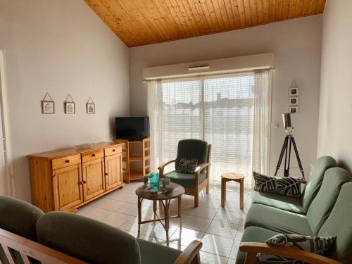 Villa Saint hilaire de riez 2 Bedrooms 6 Persons — 4-Star Luxury Hotel in Saint-Hilaire-De-Riez, France