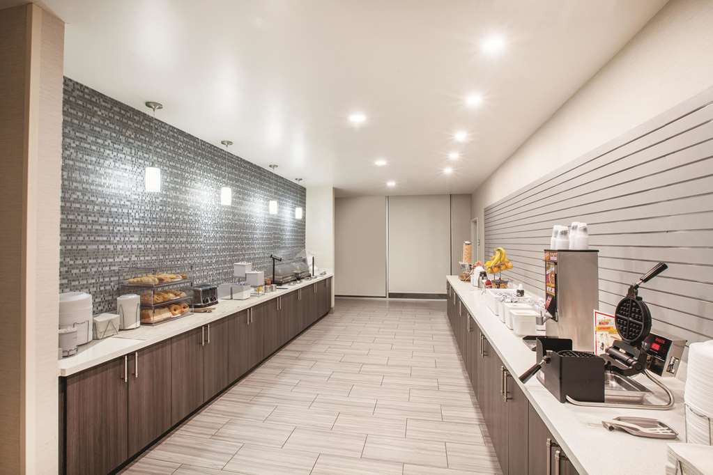 La Quinta Inn & Suites by Wyndham Tulsa Broken Arrow - photo 31