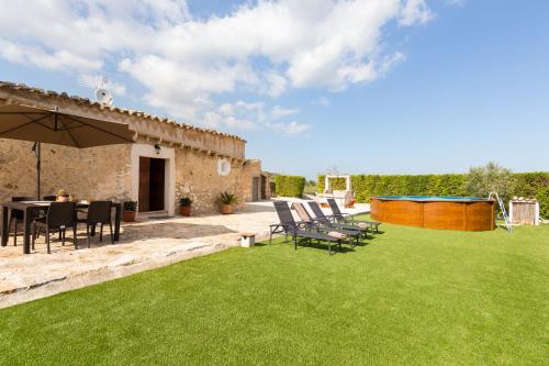 Can Guapo - carbon neutral hotel in Llubi