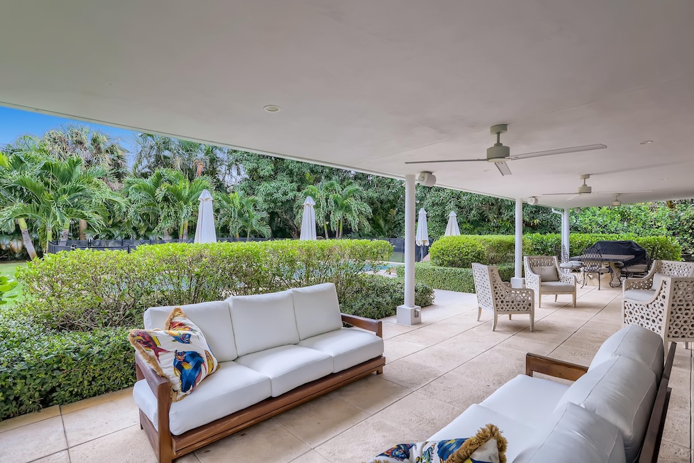 Banyan Cove 4bd 4.5ba Private Pool and Parking - photo 20