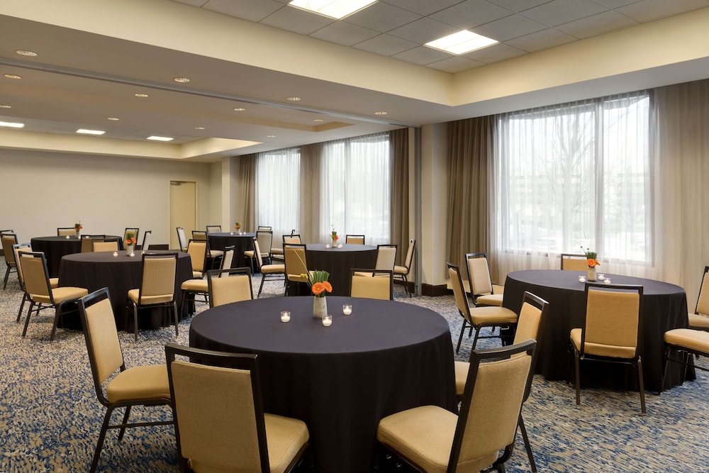 Embassy Suites by Hilton Boston Waltham - photo 17