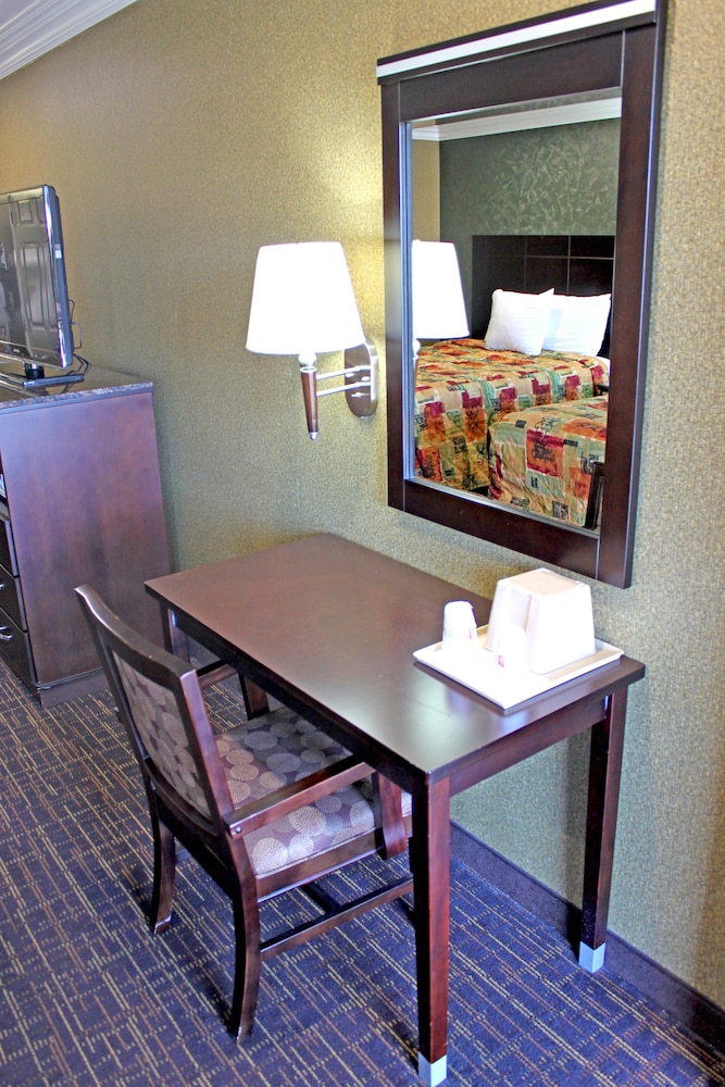 Crystal Inn Suites & Spas - photo 11