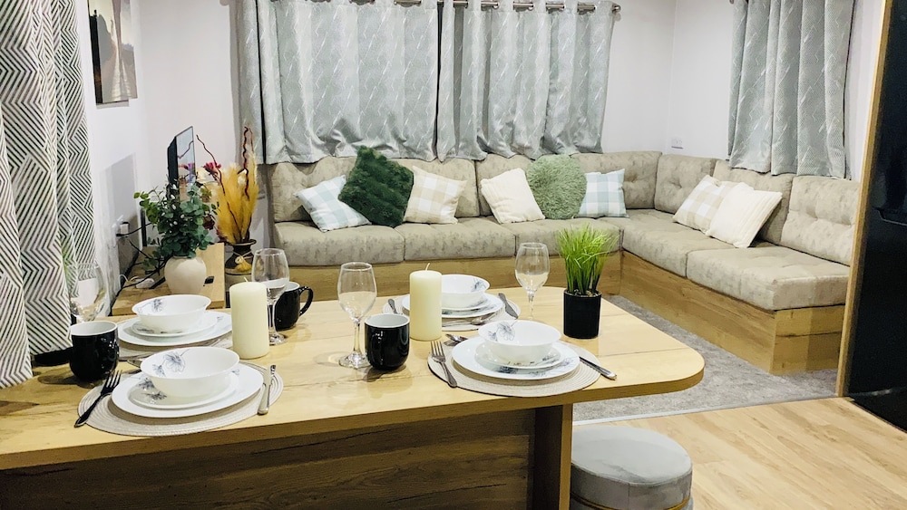 BAF Luxury Stays Caravan Sleeps 8 in Northampton, United Kingdom