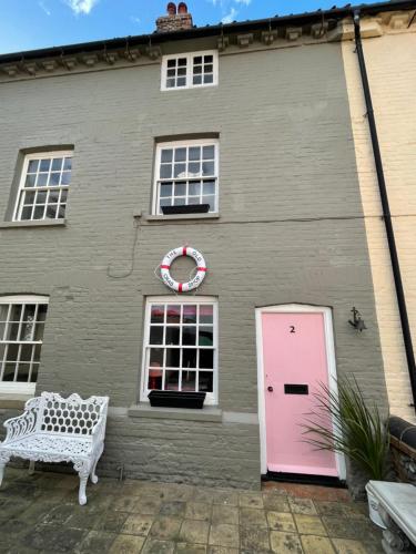 The Old Crab Shop. PERFECT location & sea views. in Cromer, United Kingdom