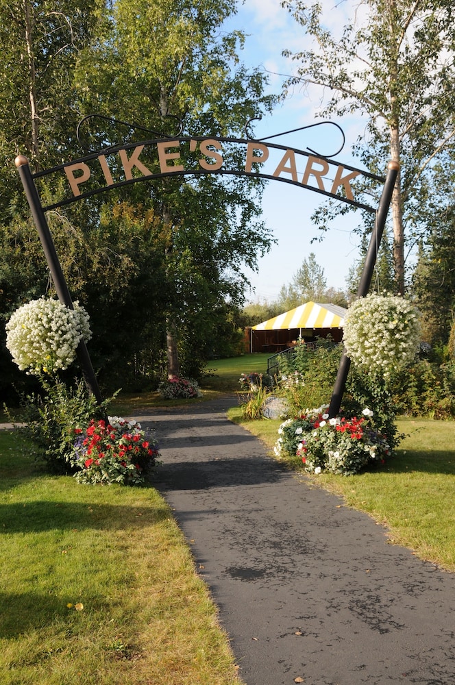 Pike's Waterfront Lodge - photo 27