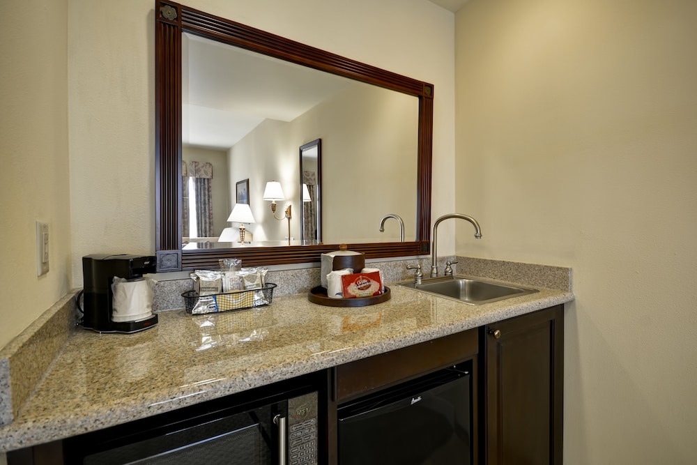 Hampton Inn and Suites Savannah Historic District - photo 17
