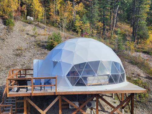 Alpenrose Dome Hottubs Mountains view sleep 4 in Golden, Canada