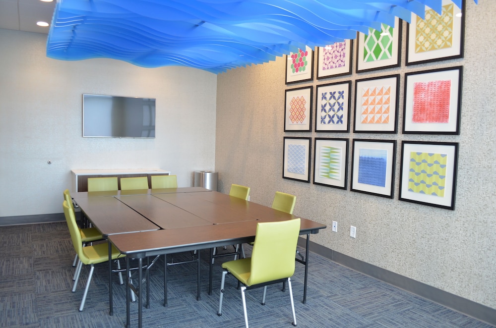 Holiday Inn Express & Suites Charlotte NE University Area by IHG - photo 57