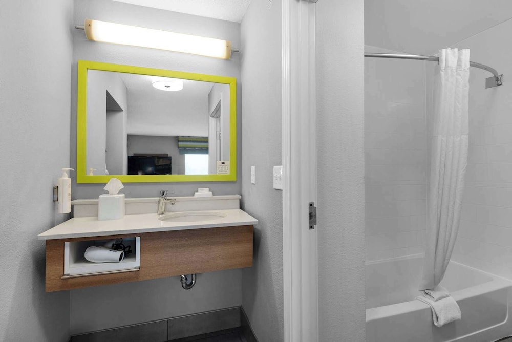 Hampton Inn & Suites Pensacola I 10 N at Univ. Town Plaza - photo 16