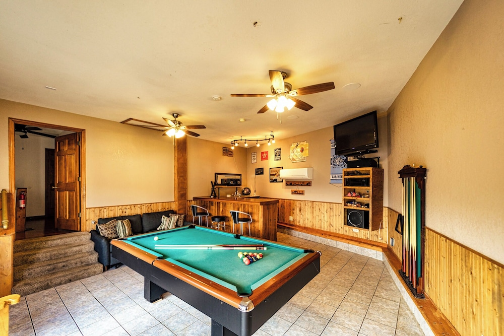 Redbud Retreat Amenity filled Waterfront Home — 4-Star Luxury Hotel in Osage Beach, United States