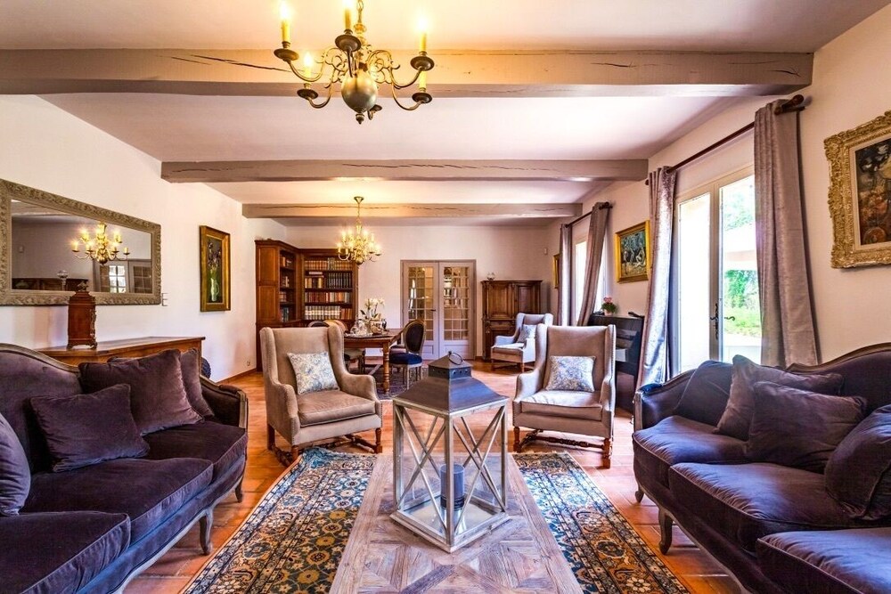 Les Suites Du Domaine De La Tour — 5-Star Luxury Hotel in Aix-En-Provence, France