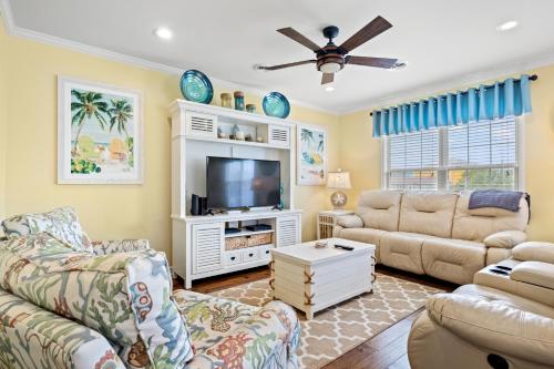 Upscale Stylish Raised 3 BR Beach House Sleeps 7 — 4-Star Luxury Hotel in Myrtle Beach, United States