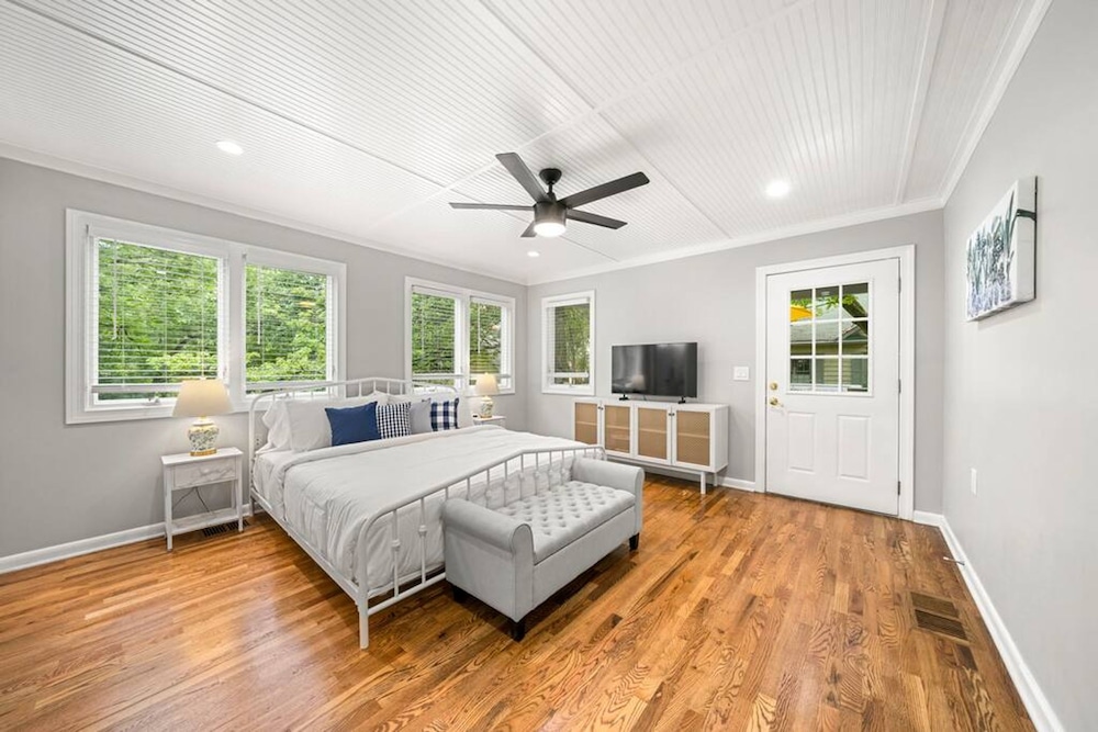 New Listing Serene 3BR home in Historic Norcross — 4-Star Luxury Hotel in Norcross, United States