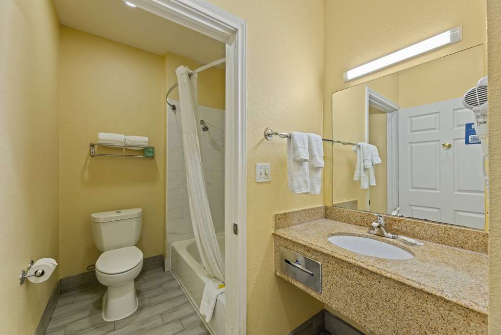 Days Inn & Suites by Wyndham Euless DFW Airport South - photo 48