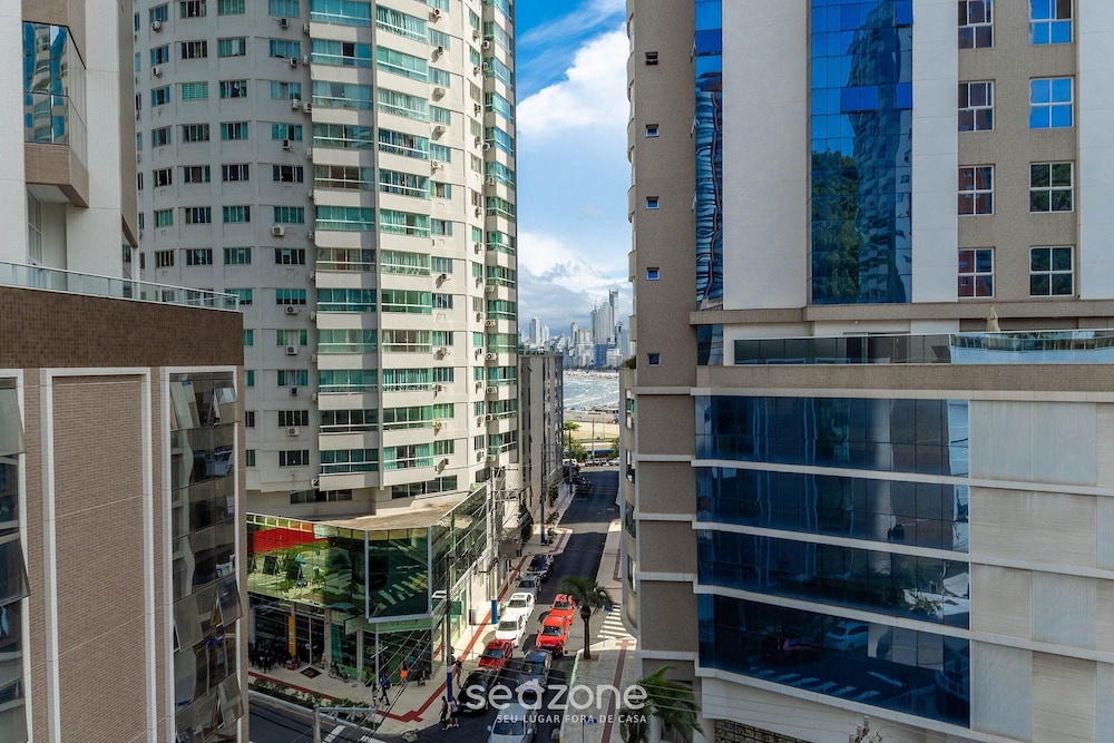 Apartment 160 m From the Big Wheel in BC Epj0601