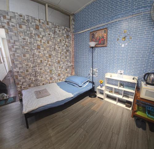 211 Spacious studio with breezy fan full amenities with free Wi Fi