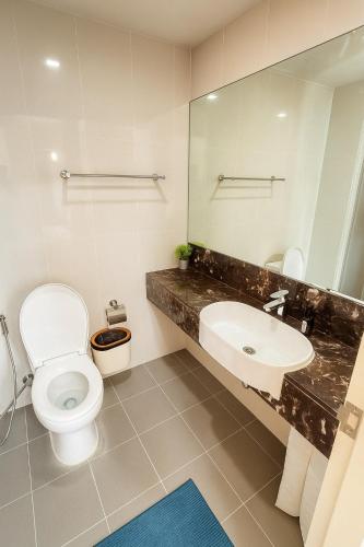 Central next to Shopping 1 Bedroom Condo 2 Min to BTS Asok and Terminal 21