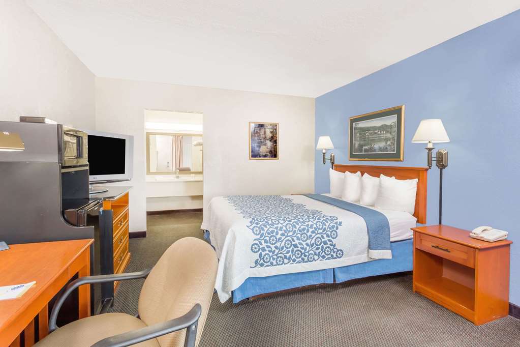 Days Inn by Wyndham Cedar Falls University Plaza - photo 9