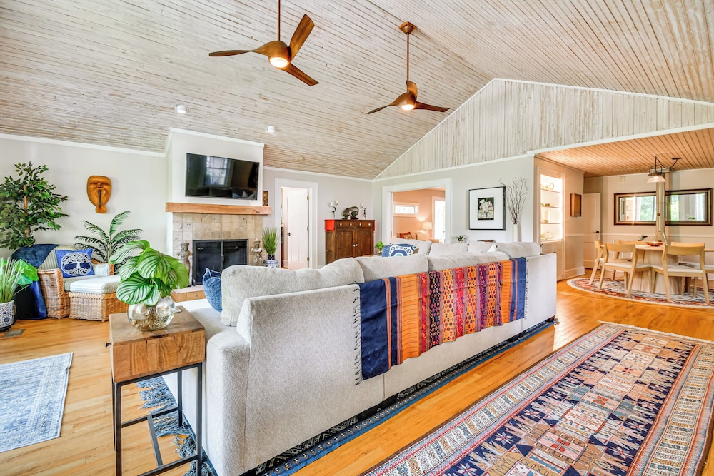 Mtn Views Deck Porches & Patio: Asheville Escape in Asheville, United States