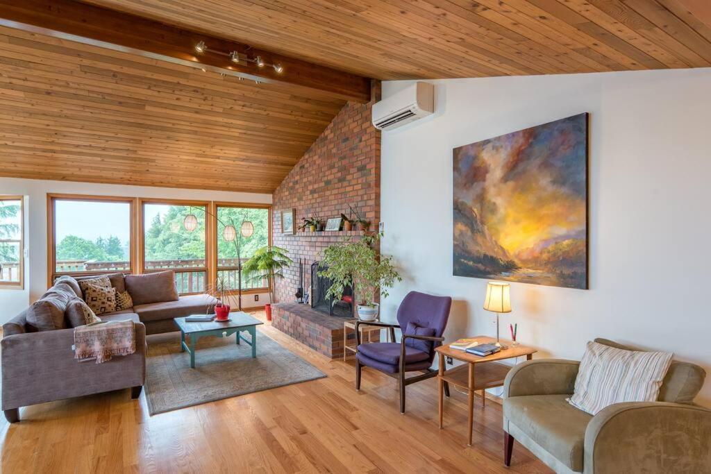 The Flying Whale MountTabor. — 4-Star Luxury Hotel in Portland, United States