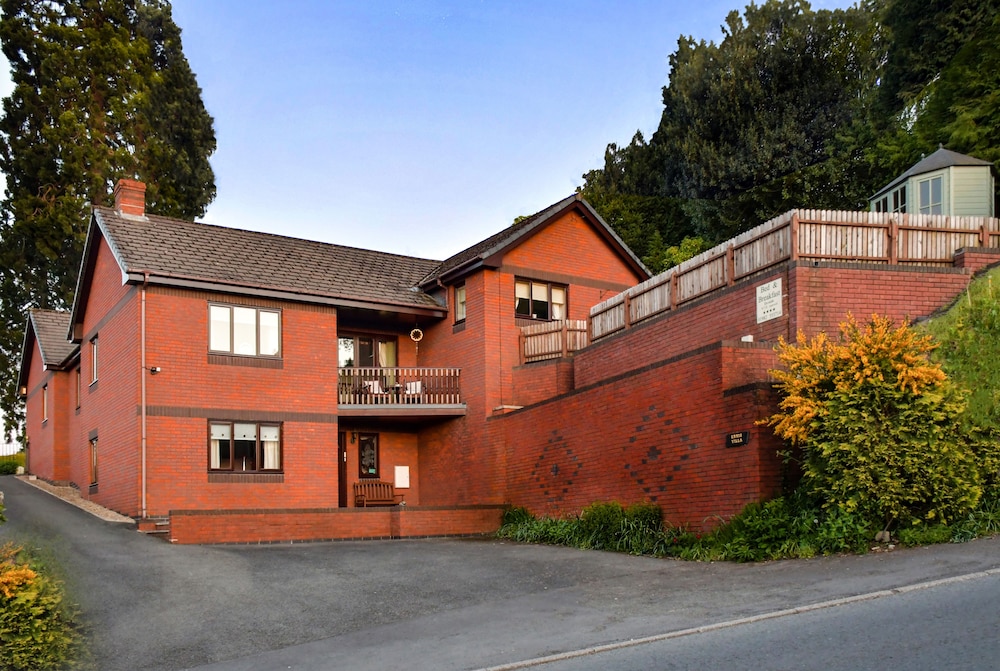 Erris Villa Bed And Breakfast — 4-Star Luxury Hotel in Builth Wells, United Kingdom
