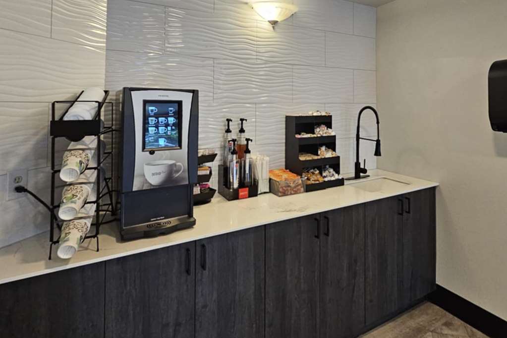 Edgewater Inn and Suites an Ascend Collection Hotel - photo 12