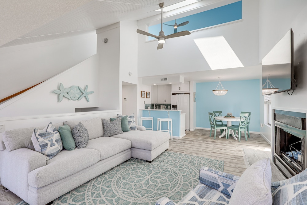 Bright & Airy Myrtle Beach Condo: 1 Block to Ocean — 4-Star Luxury Hotel in Myrtle Beach, United States