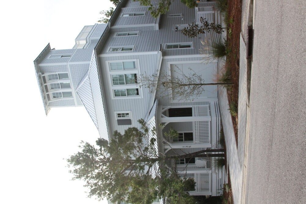 Chasin' The Sun Holiday home 5 Coastal Dreamin — 4-Star Luxury Hotel in Santa Rosa, United States