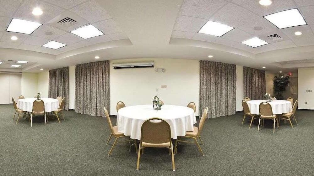Holiday Inn Express & Suites Winner by IHG - photo 37
