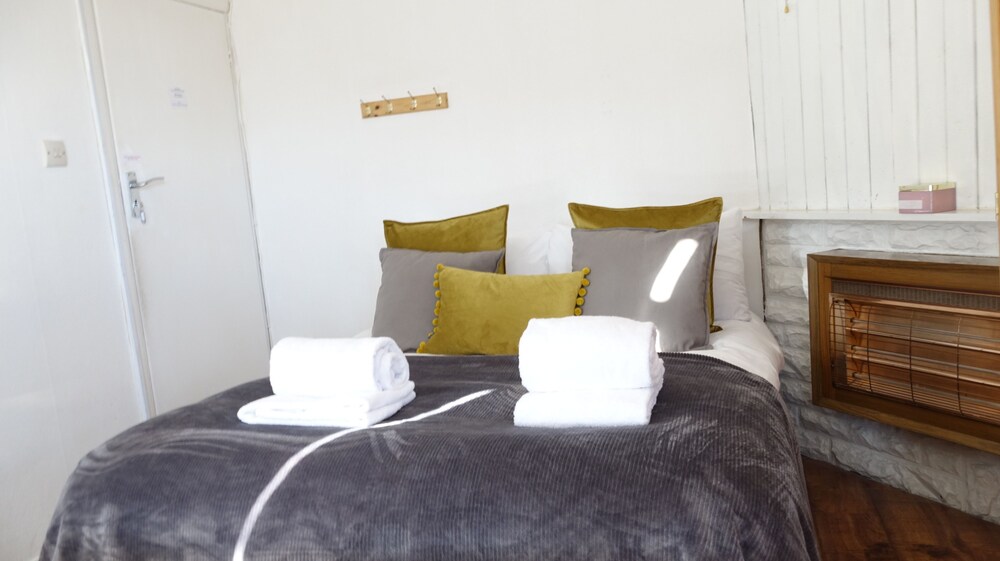 London Heathrow Airport Rooms B R By C P — Hayes