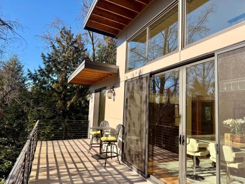 Luxury Family Retreat on Mercer Island Pet Friendly Pool Table Patio & Near Seattle Book Now & Save — hotel in Mercer Island