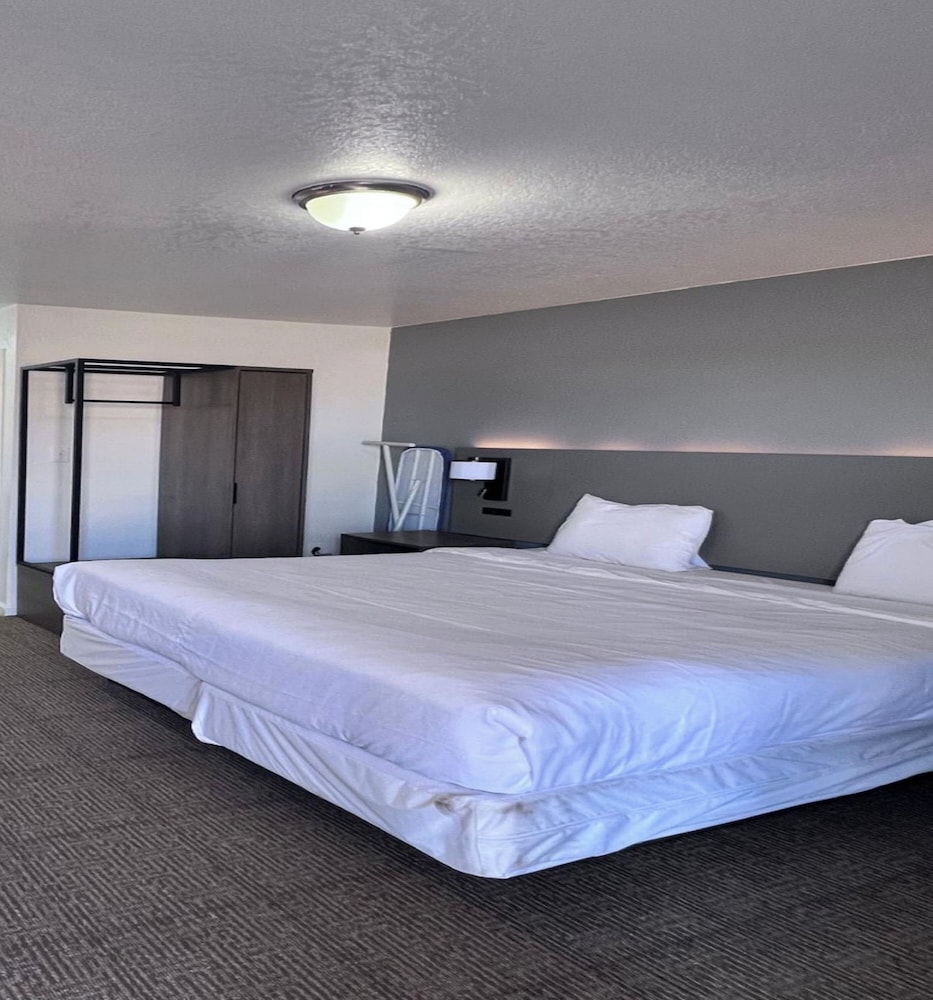 OYO Garden Inn and Suites Pearsall I 35 East - photo 15