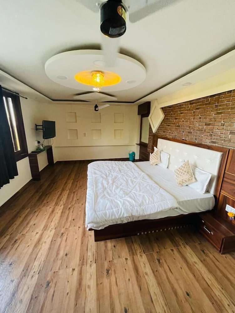 Paradise Woodland Resort Chintpurni — hotel in Dera Gopipur