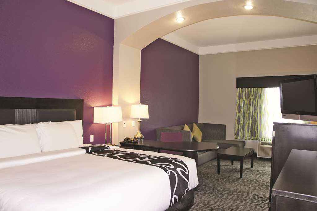 La Quinta Inn & Suites by Wyndham Pearland Houston South - photo 12