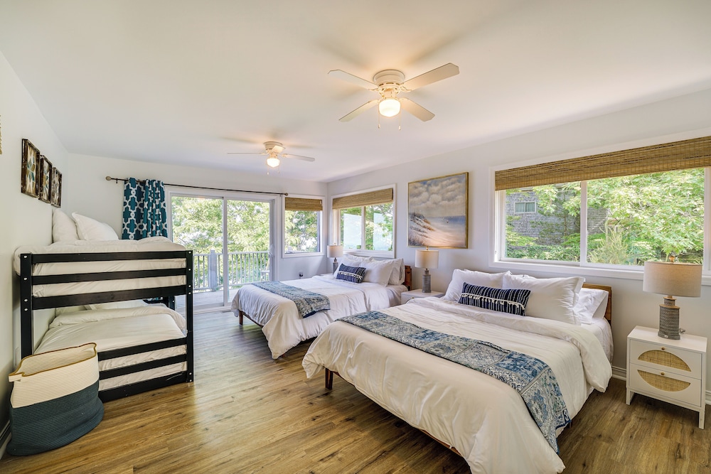 Private Beachfront Lake Michigan Rental with Kayaks — 4-Star Luxury Hotel in Mason, United States