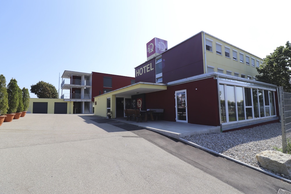Iq Hotel — hotel in Langenau