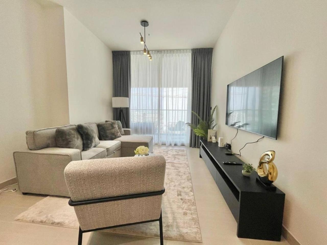 Vibrant 2BR Exclusive Pool Shared Gym — 4-Star Luxury Hotel in Dubai, United Arab Emirates