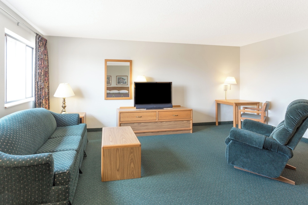 Super 8 by Wyndham Dewitt - photo 8