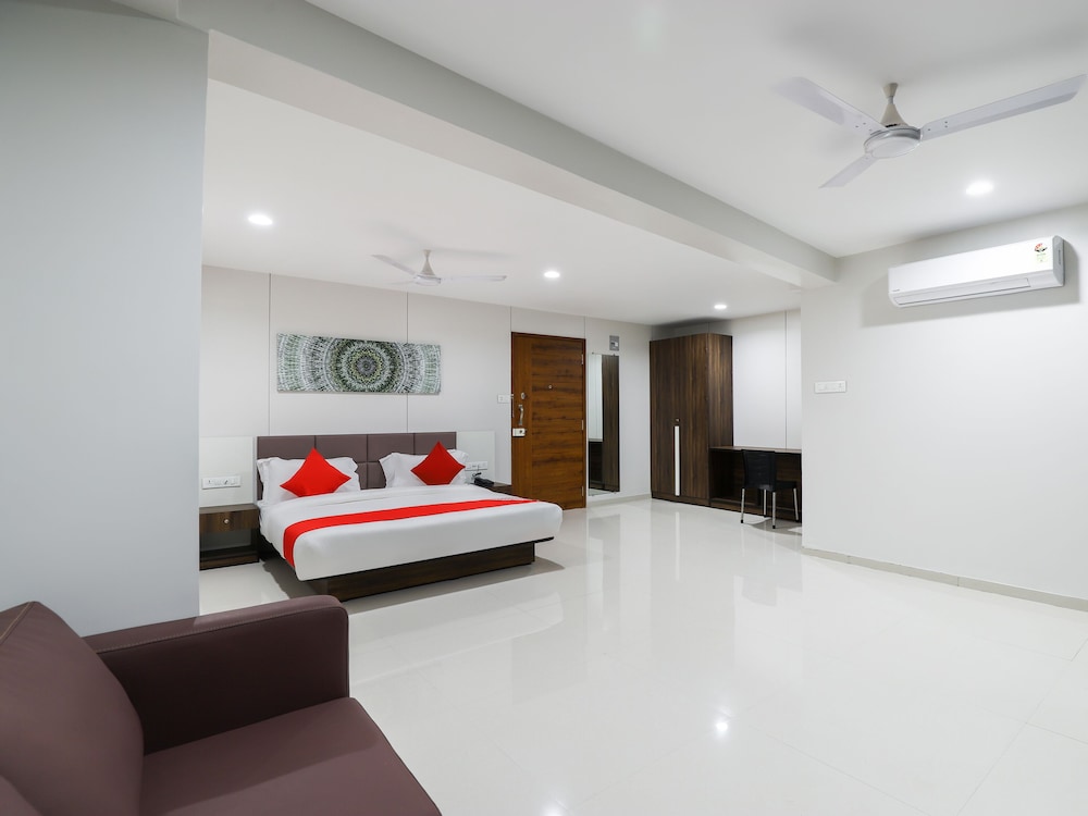 Capital O 35780 La Victoria Surat in Surat, India