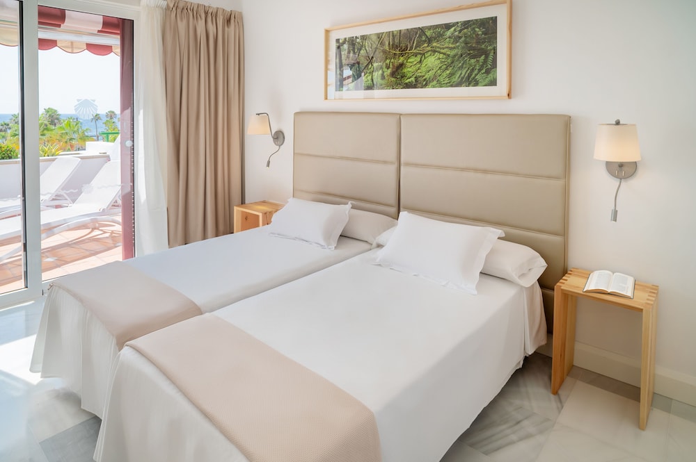 Aparthotel Parque Santiago IV — carbon neutral stay, Arona