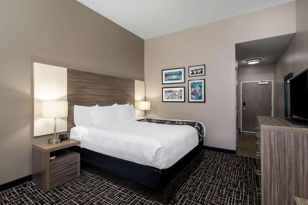 La Quinta Inn & Suites by Wyndham Forsyth - photo 19