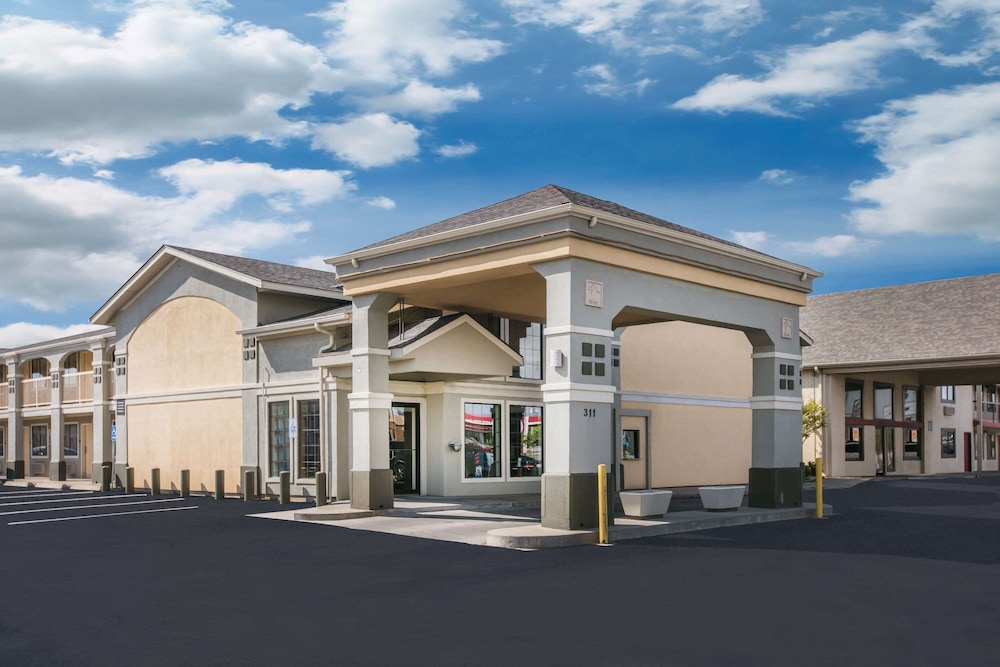 Super 8 by Wyndham Oklahoma Airport Fairgrounds West - photo 2