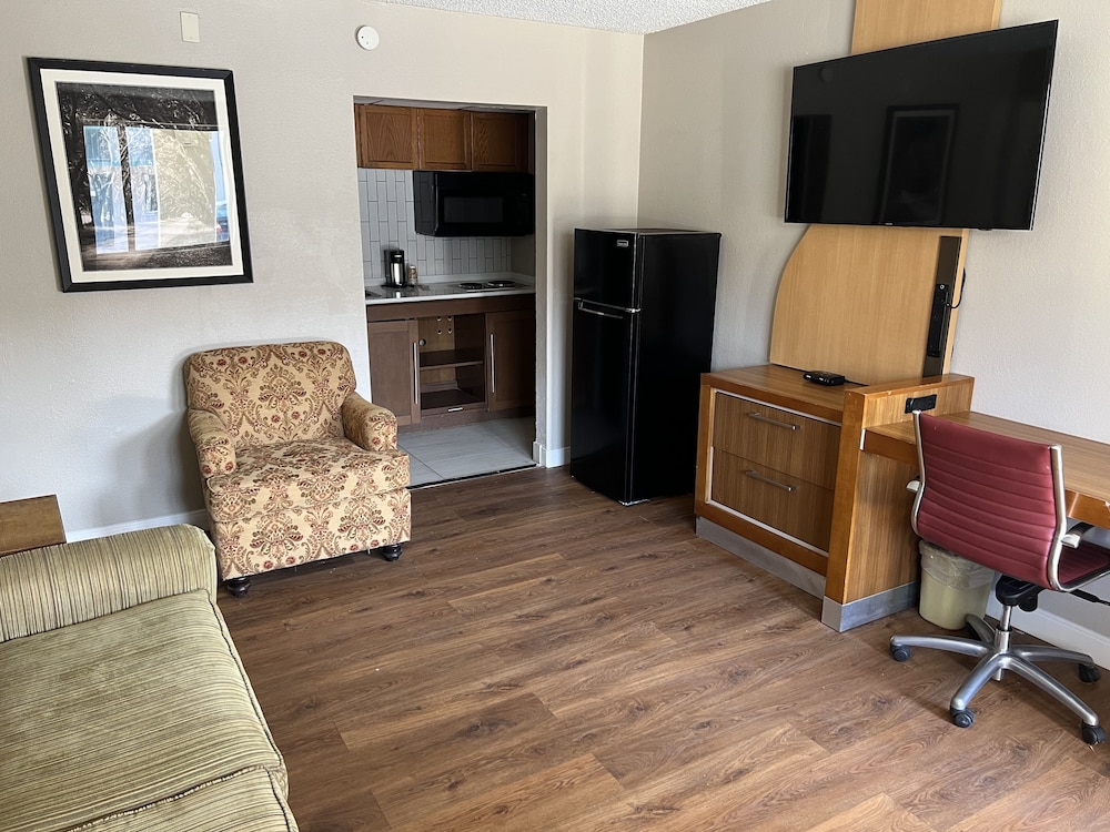Baymont by Wyndham Odessa Highway 80 - photo 11