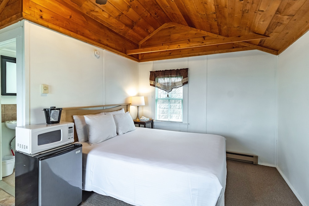 Half Moon Motel & Cottages - photo 6