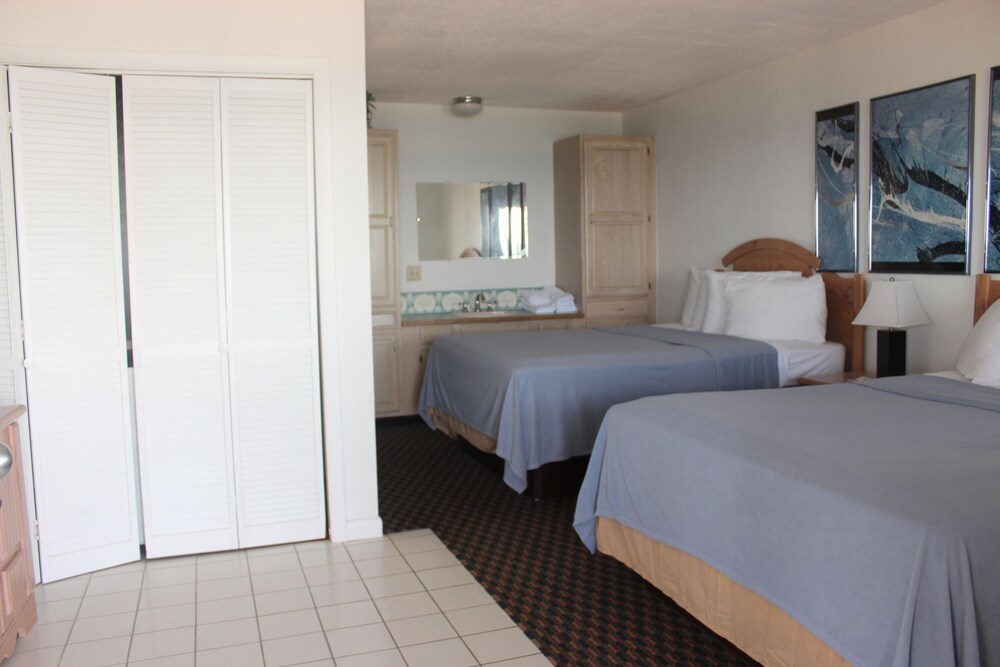 Sandcastle Beachfront Inn - photo 7