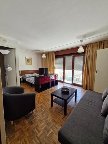 Vaste Studio 10 Min Orly 20 Min Paris by Rer B — hotel in Massy