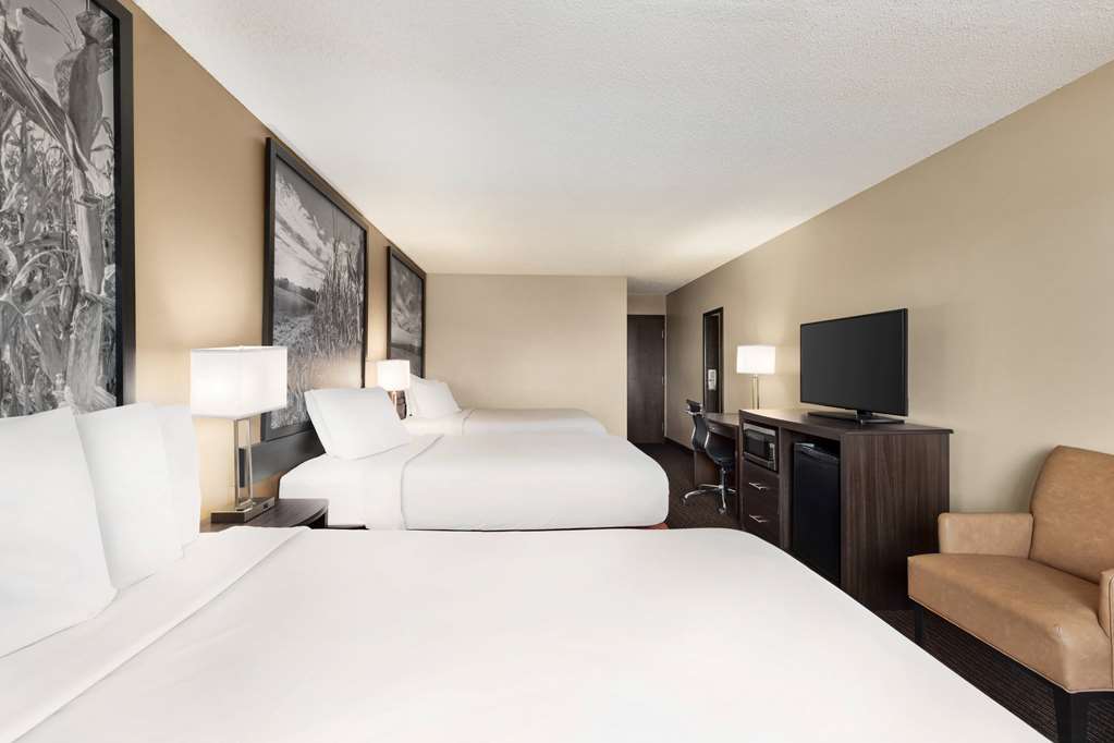 Super 8 by Wyndham Lincoln North - photo 32