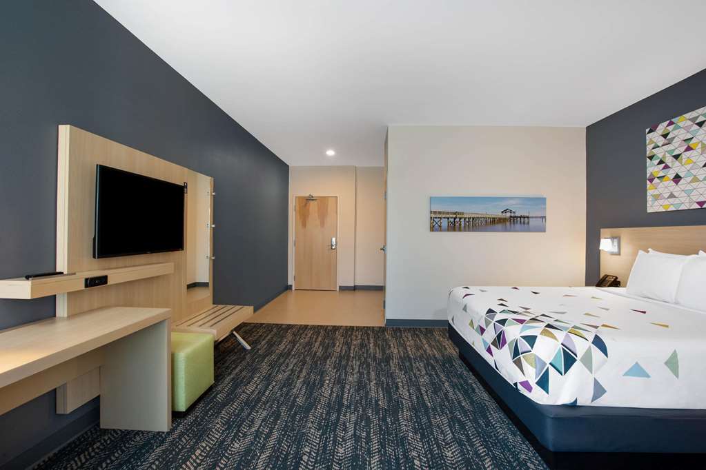 La Quinta Inn & Suites by Wyndham Manassas Va Dulles Airport - photo 15