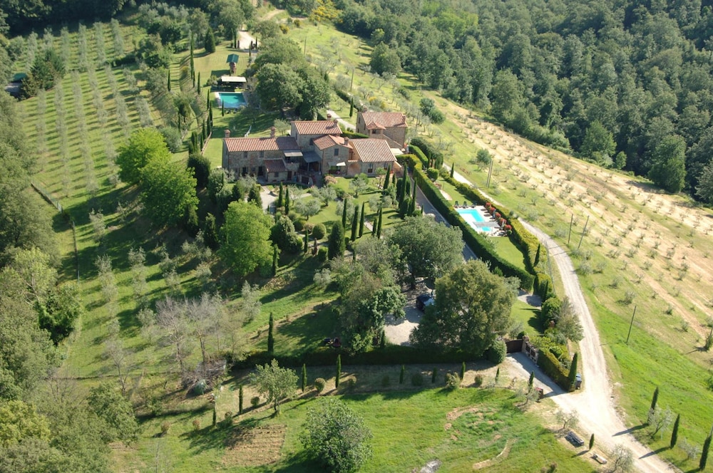 Podere Baiocco Sleeps 22 People 2 Private Pools Walking Distance to Town podere Baiocco — hotel in Citta Della Pieve